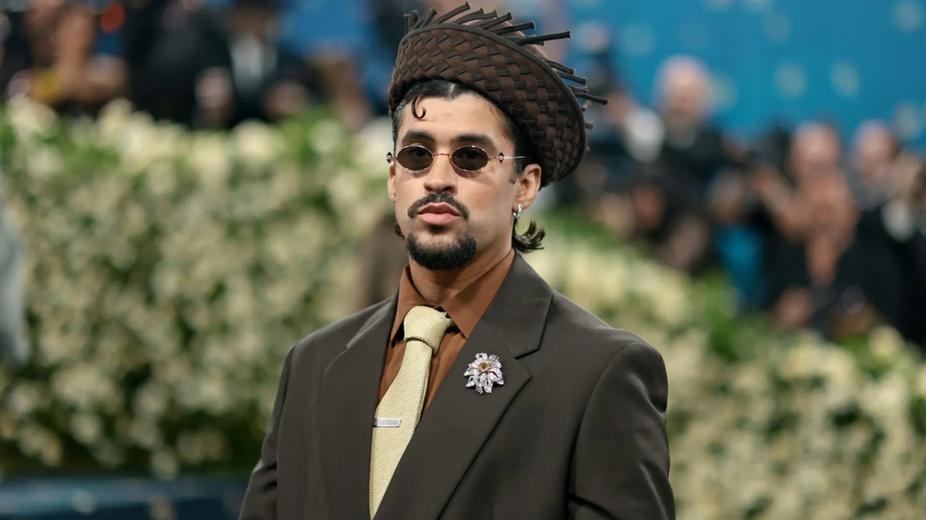 Bad Bunny : Το Statement Look που Ξεχωρίζειphoto